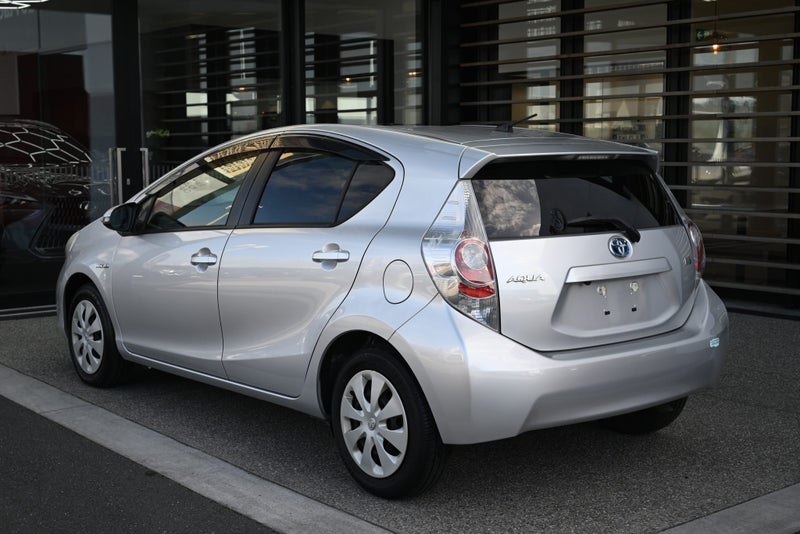 2015 Toyota Aqua 1.5 Petrol Hybrid S CVT Hatchback image 3