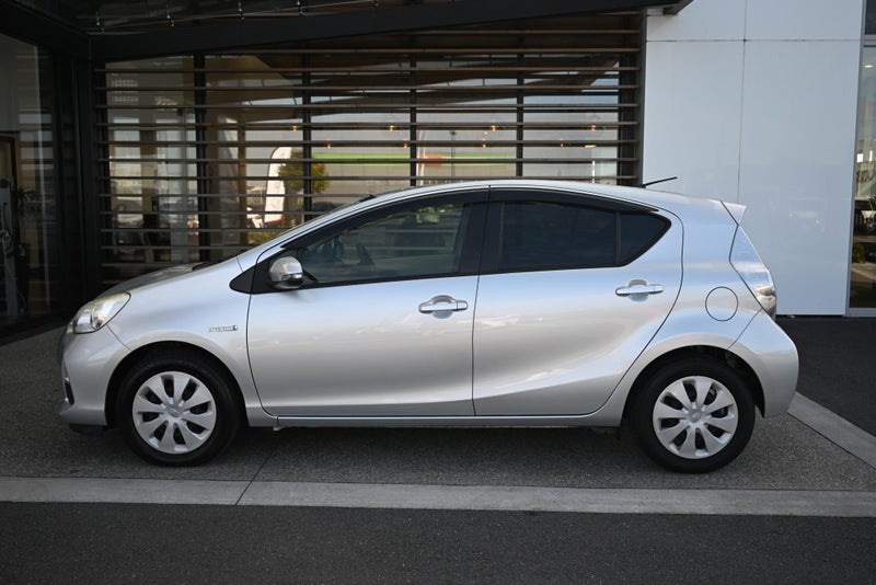 2015 Toyota Aqua 1.5 Petrol Hybrid S CVT Hatchback image 4