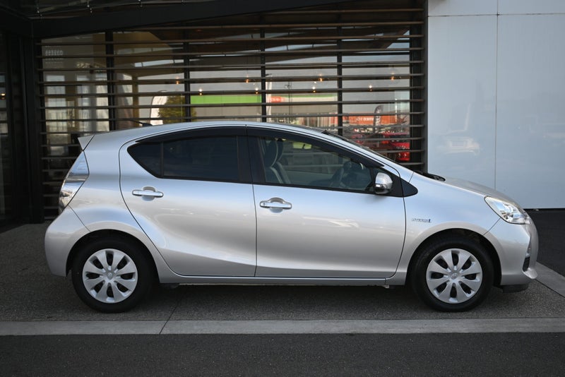 2015 Toyota Aqua 1.5 Petrol Hybrid S CVT Hatchback image 5