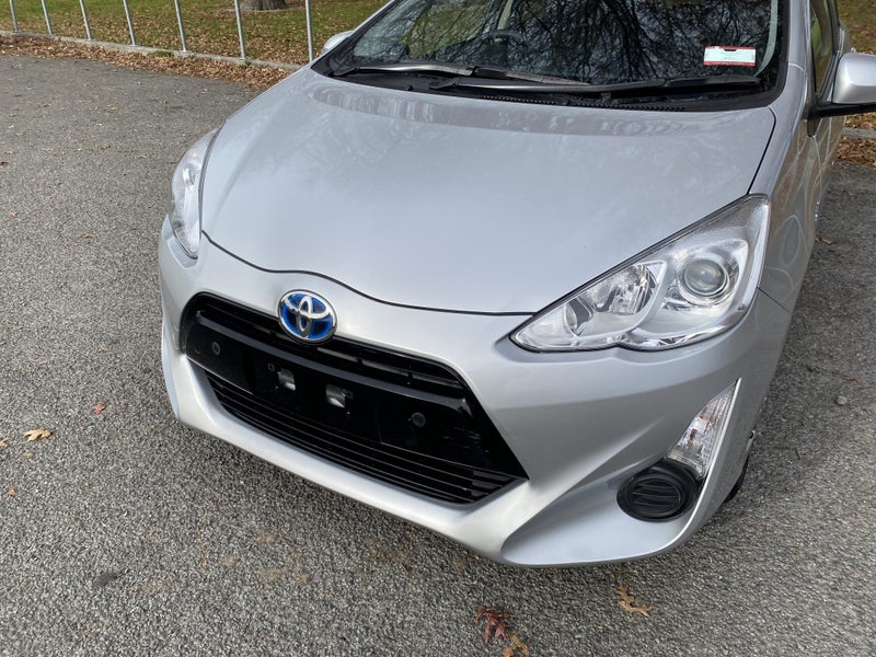 2015 Toyota Aqua 1.5L Hybrid S CVT Hatch image 4