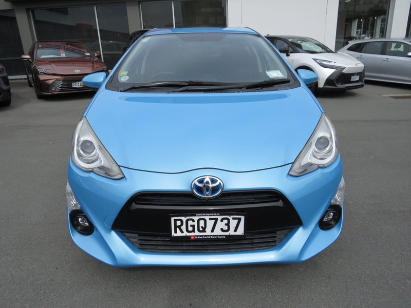 2015 Toyota Aqua Hybrid image 2