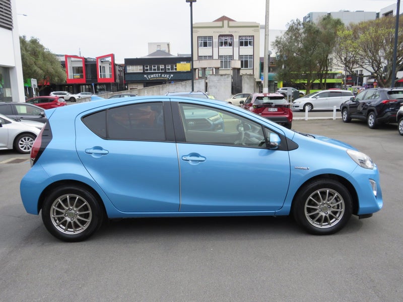 2015 Toyota Aqua Hybrid image 3