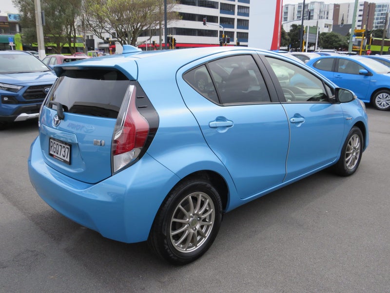 2015 Toyota Aqua Hybrid image 4