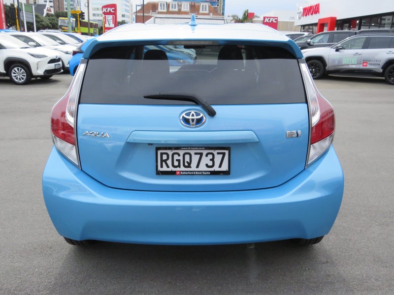 2015 Toyota Aqua Hybrid image 5