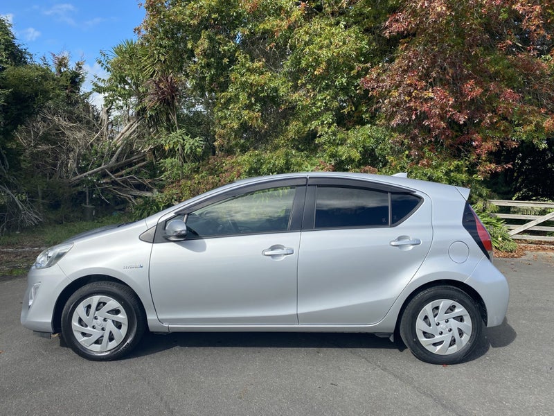 2016 Toyota Aqua 1.5 Hybrid S 5 Dr Hatch image 2