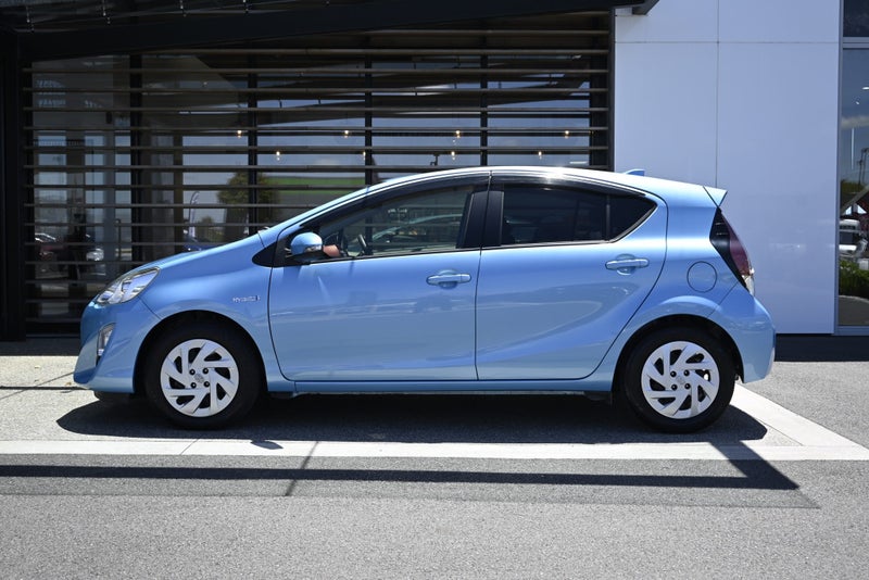 2016 Toyota Aqua 1.5 Hybrid S FWD Hatchback image 3