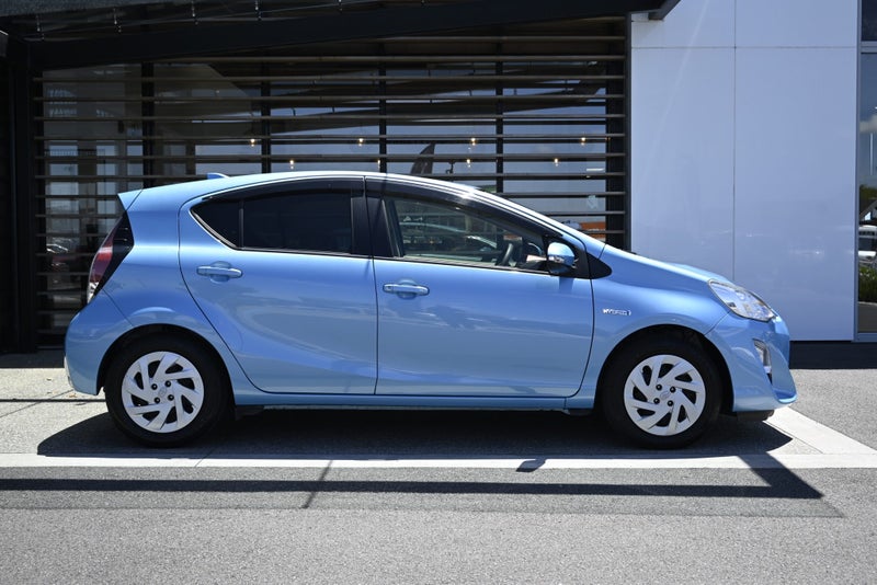 2016 Toyota Aqua 1.5 Hybrid S FWD Hatchback image 5