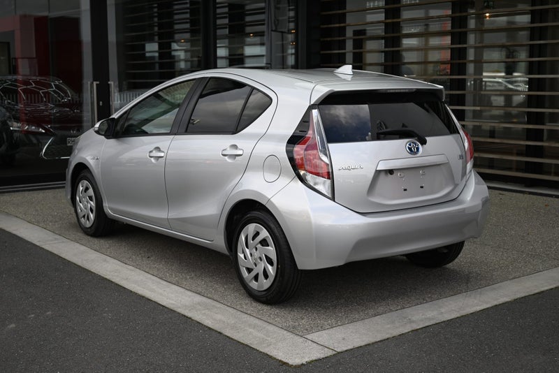 2016 Toyota Aqua 1.5 Hybrid S FWD Hatchback image 4
