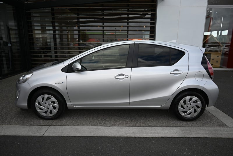 2016 Toyota Aqua 1.5 Hybrid S FWD Hatchback image 5