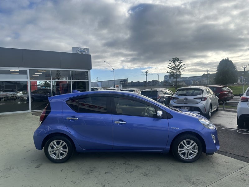 2016 Toyota Aqua 1.5 Hybrid S Hatch - Certified... image 5