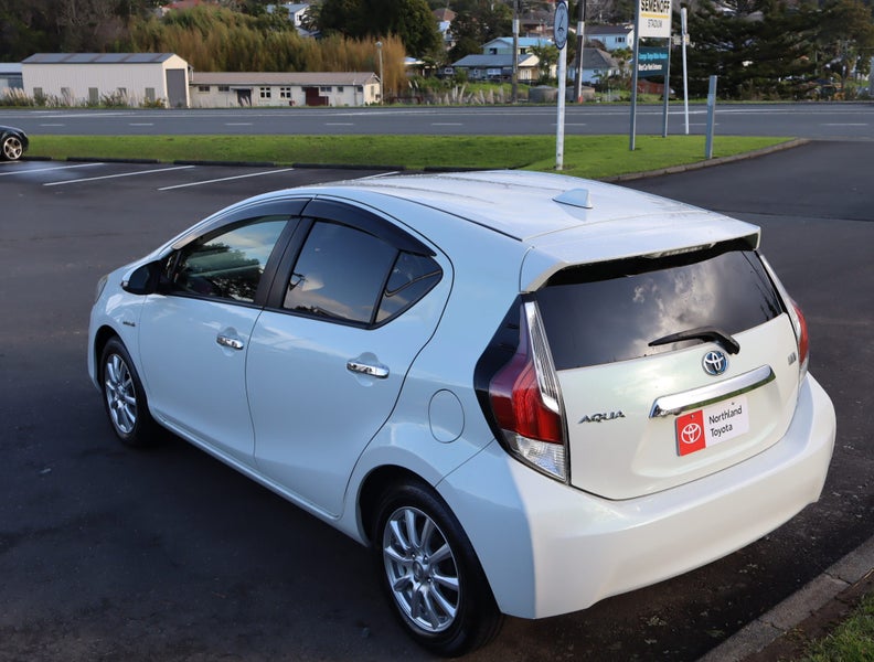 2016 Toyota Aqua 1.5 Hybrid S Style Black 5 Dr... image 4