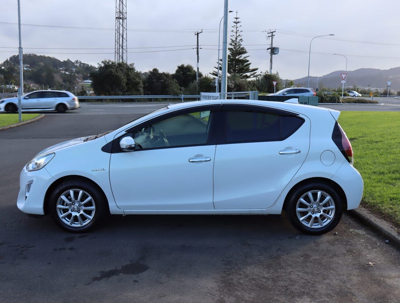 2016 Toyota Aqua 1.5 Hybrid S Style Black 5 Dr... image 5