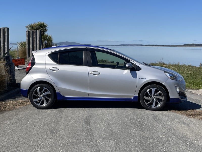 2016 Toyota Aqua 1.5 Hybrid X Urban image 3