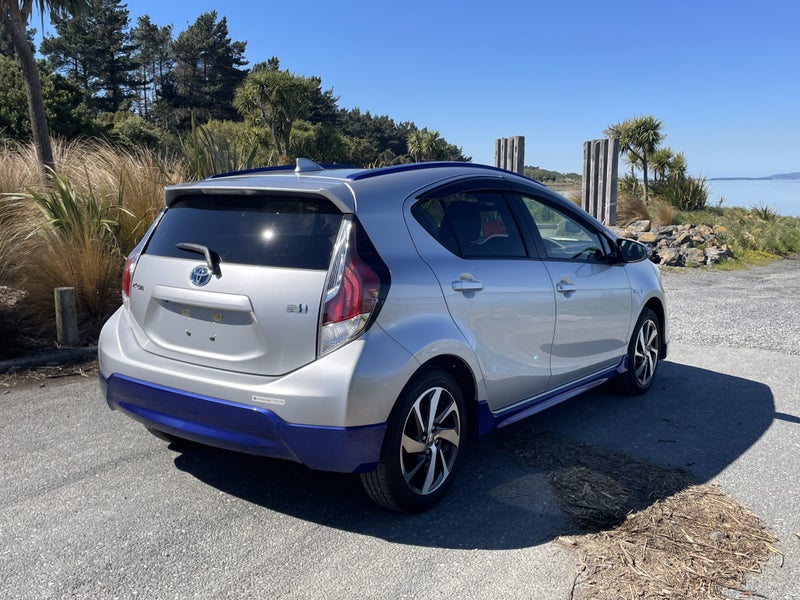 2016 Toyota Aqua 1.5 Hybrid X Urban image 4