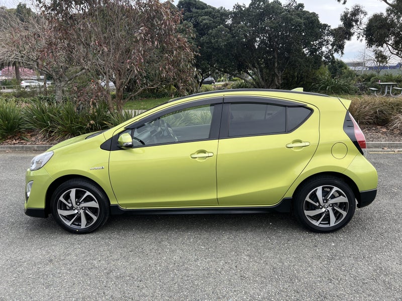 2016 Toyota Aqua 1.5 Hybrid X Urban Solid 5 Dr... image 4