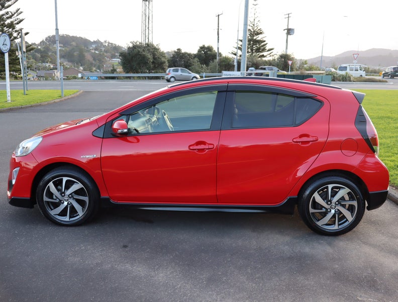 2016 Toyota Aqua 1.5 Hybrid X Urban Solid 5 Dr... image 5
