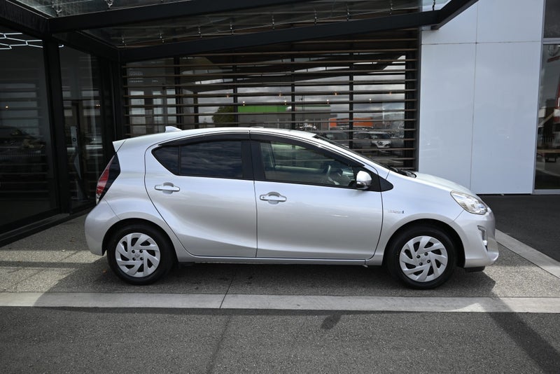 2016 Toyota Aqua 1.5 Petrol Hybrid S CVT Hatchback image 3