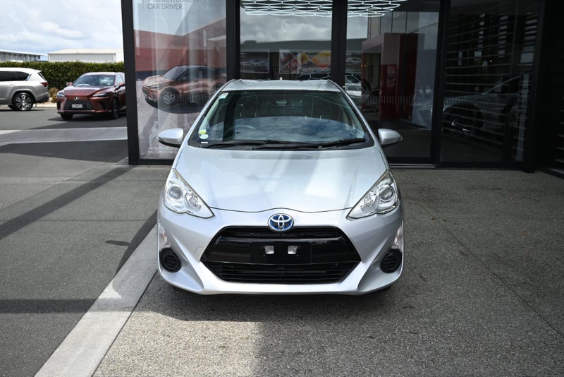 2016 Toyota Aqua 1.5 Petrol Hybrid S CVT Hatchback image 4