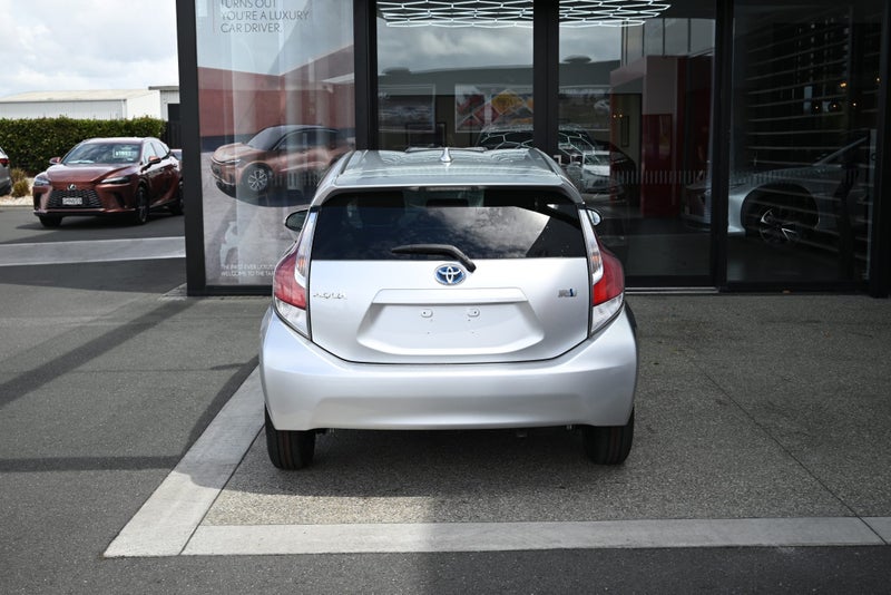 2016 Toyota Aqua 1.5 Petrol Hybrid S CVT Hatchback image 5