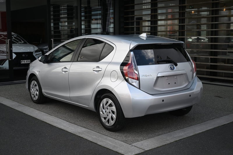 2016 Toyota Aqua 1.5 Petrol Hybrid S Hatchback image 4