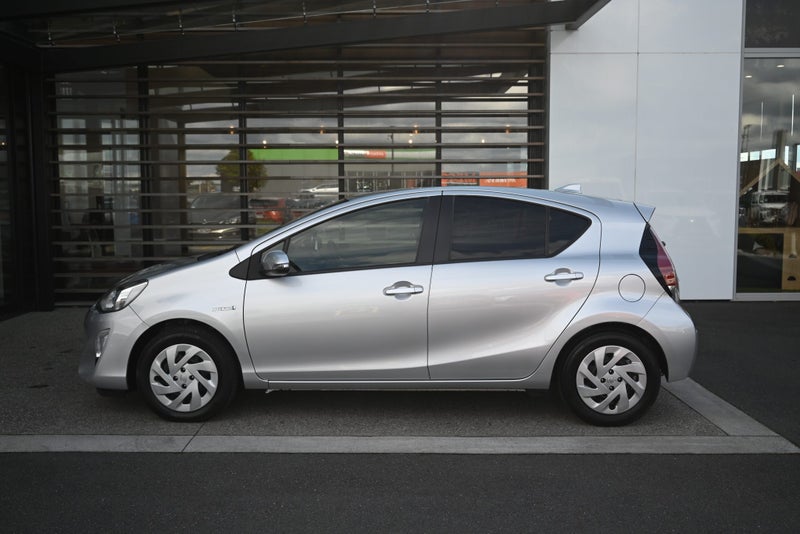2016 Toyota Aqua 1.5 Petrol Hybrid S Hatchback image 5