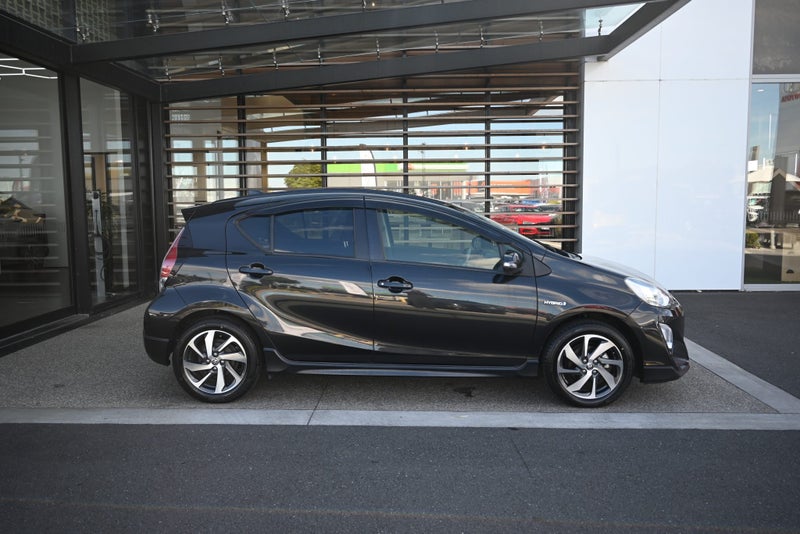 2016 Toyota Aqua 1.5 Petrol Hybrid X Urban Soli... image 3
