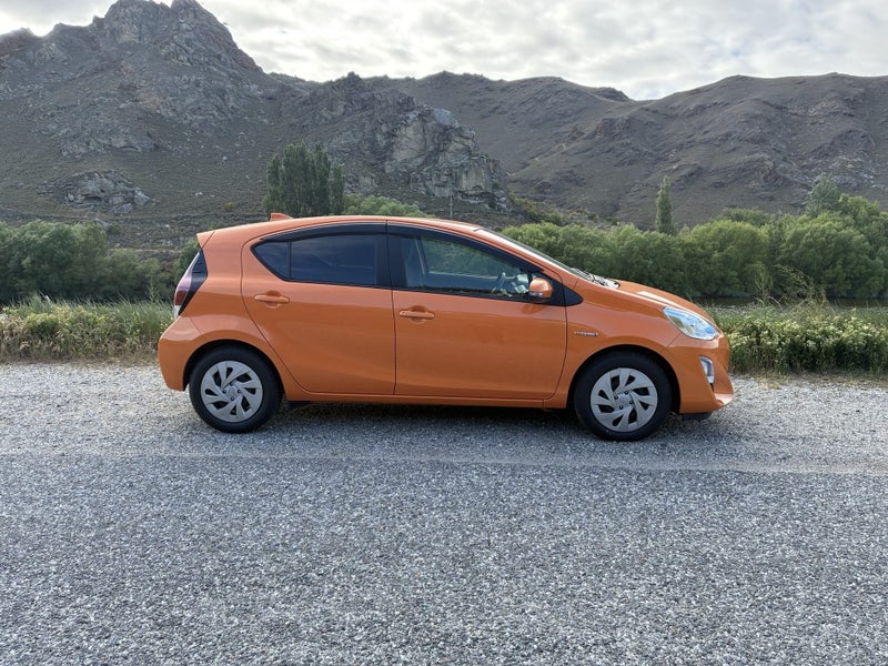 2016 Toyota Aqua Hybrid G image 2