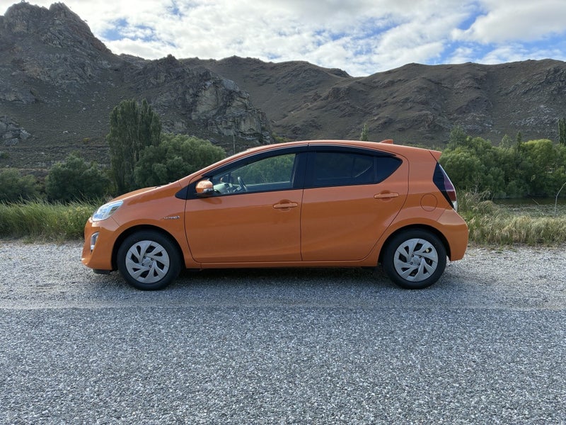 2016 Toyota Aqua Hybrid G image 5