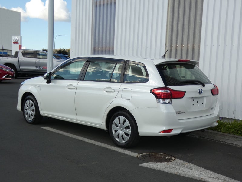 2016 Toyota Corolla 1.5 Hybrid Wagon image 2