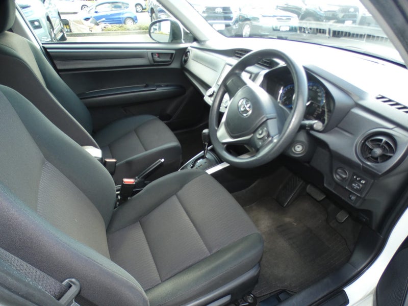2016 Toyota Corolla 1.5 Hybrid Wagon image 3
