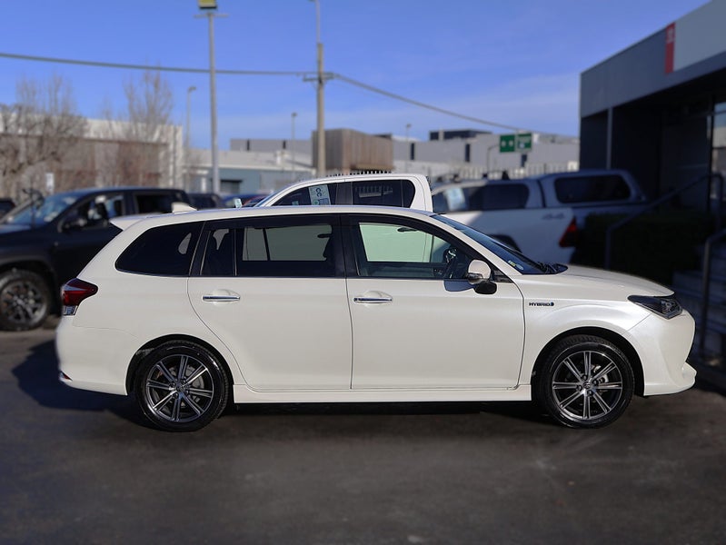 2016 Toyota Corolla Fielder 1.5 Hybrid Wagon image 4