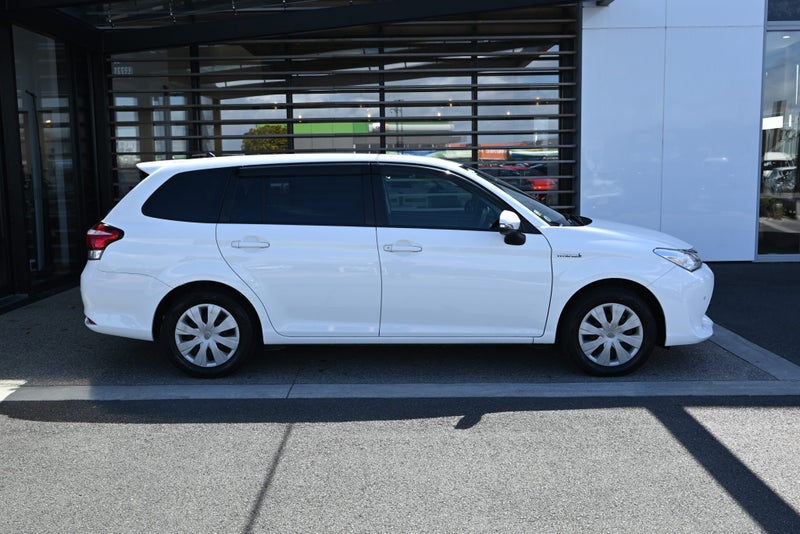 2016 Toyota Corolla Fielder 1.5 Petrol Hybrid E... image 5