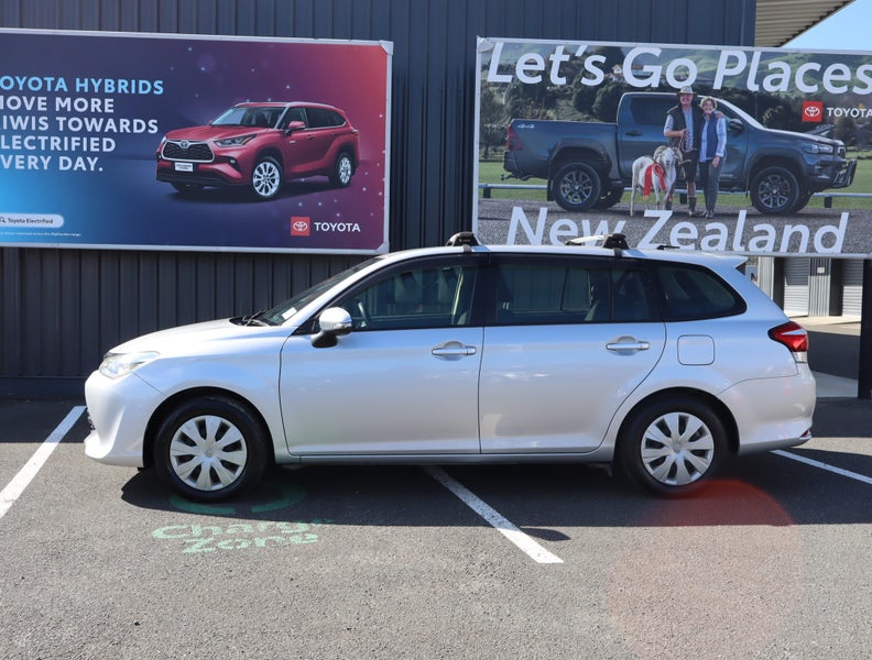 2016 Toyota Corolla Fielder Hybrid image 4