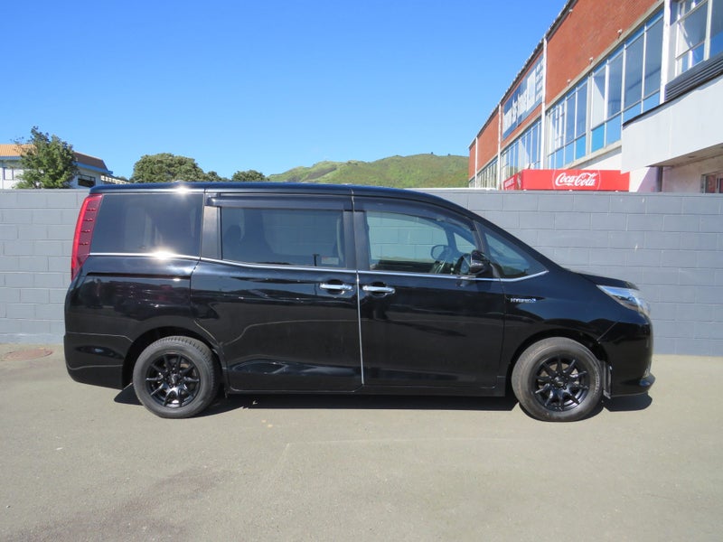 2016 Toyota Esquire 1.8 HV 7 Seater image 4