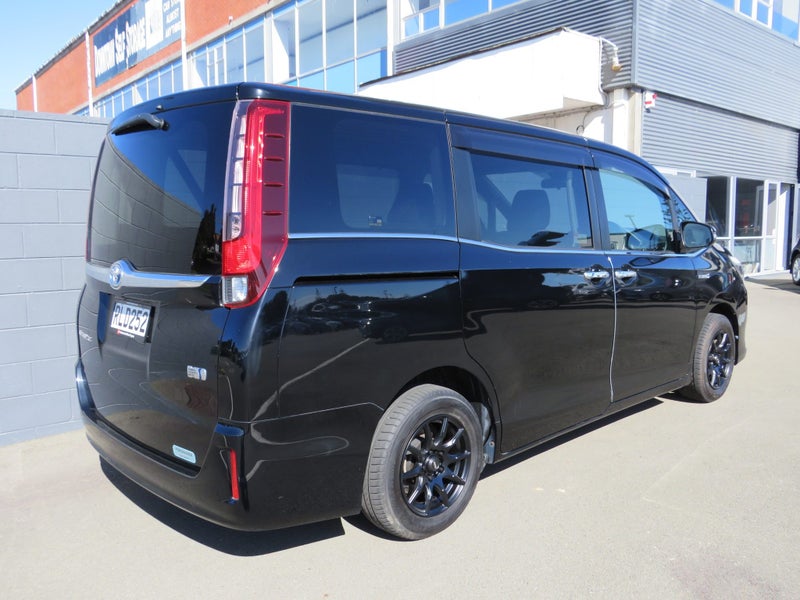 2016 Toyota Esquire 1.8 HV 7 Seater image 5