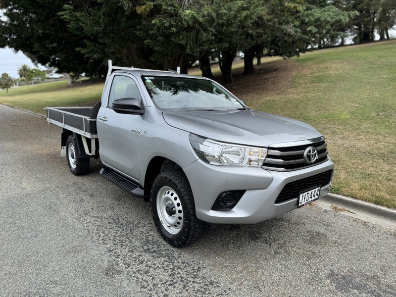 2016 Toyota Hilux 4WD SR 2.8DT SINGLE CAB CHASS... image 2