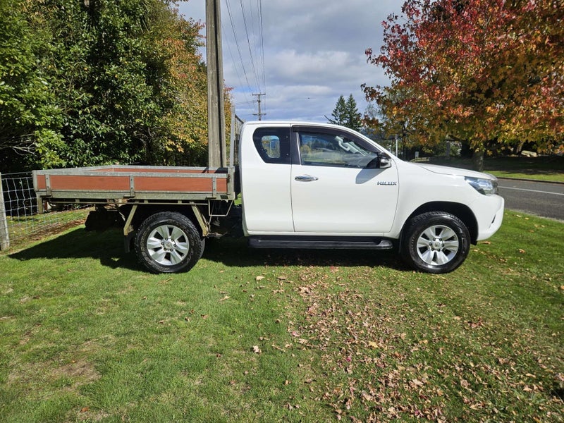 2016 Toyota Hilux SR Extra Cab Flat Deck 2.8D 4WD image 4