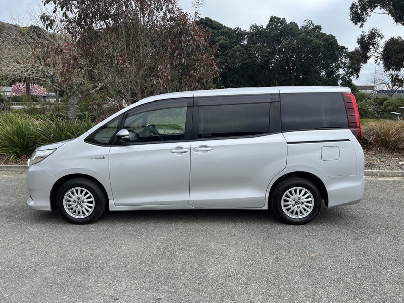 2016 Toyota Noah Hybrid G 1.8 5 Dr Wagon CVT 2WD image 4