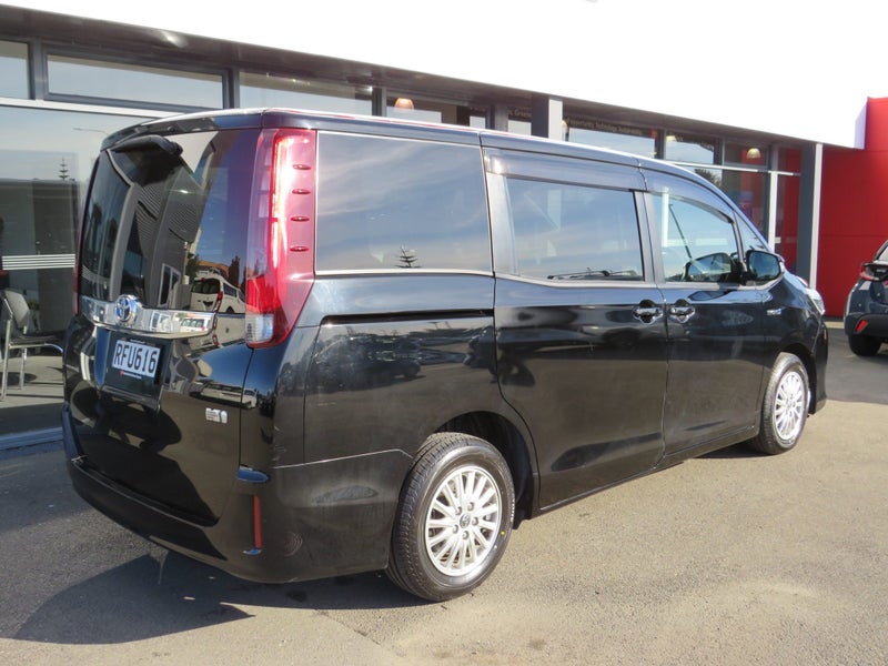 2016 Toyota Noah X Delight Plus Hybrid 1.8 5 Dr... image 5