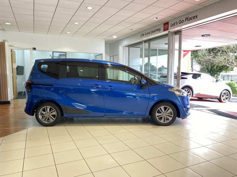 2016 Toyota Sienta 1.5 Hybrid G 5 Dr Wagon CVT 2WD image 3