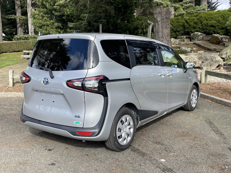 2016 Toyota Sienta 1.5 Hybrid G image 4