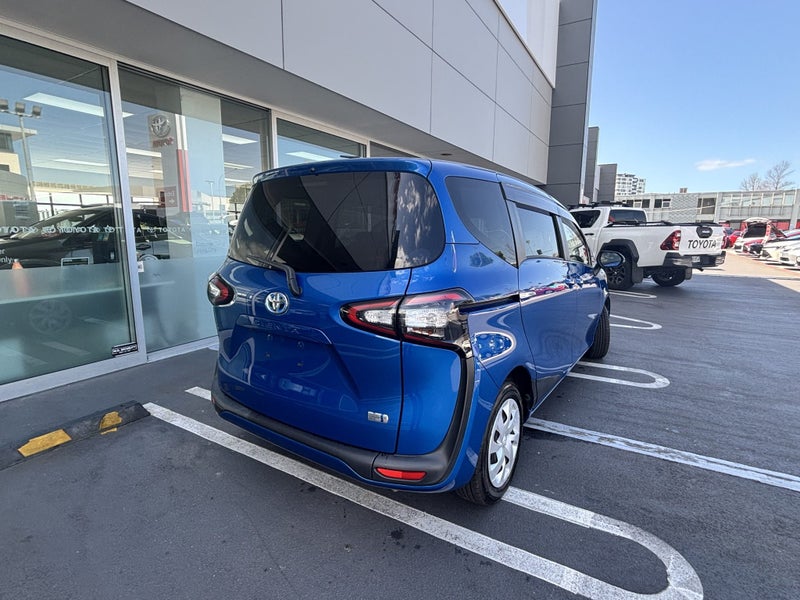 2016 Toyota Sienta 1.5 Hybrid G MINI PEOPLEMOVER image 4