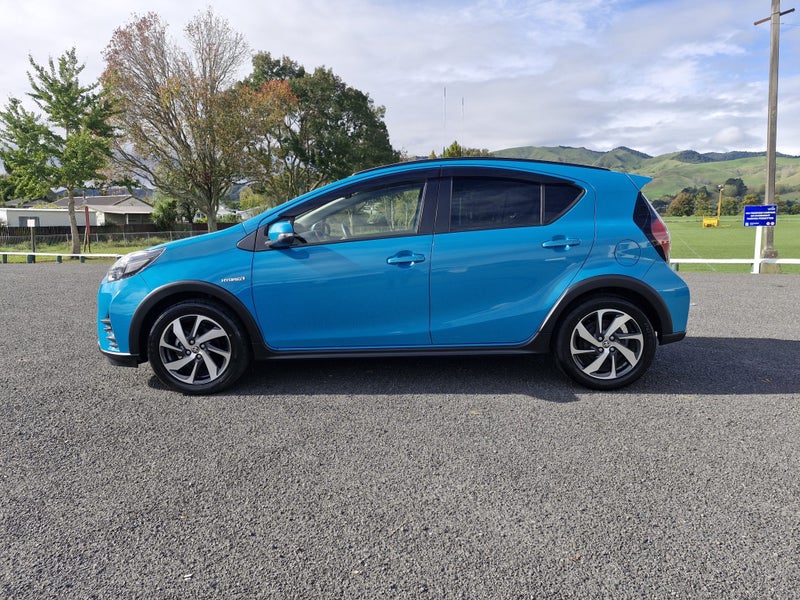 2017 Toyota Aqua 1.5 Hybrid Crossover 5 Dr HATC... image 5