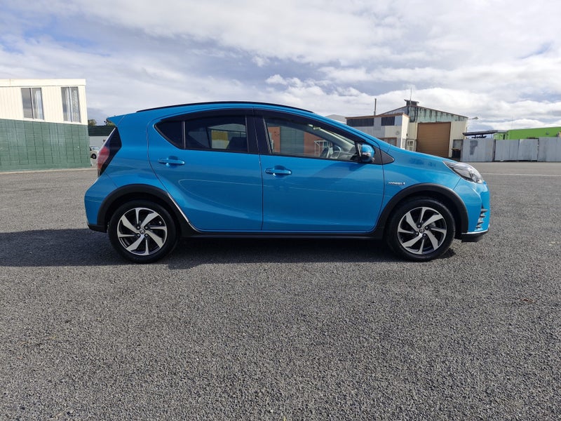 2017 Toyota Aqua 1.5 Hybrid Crossover 5 Dr HATC... image 4