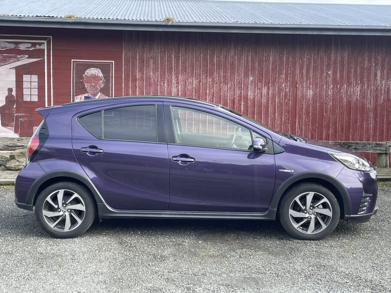2017 Toyota Aqua 1.5 Hybrid Crossover image 3
