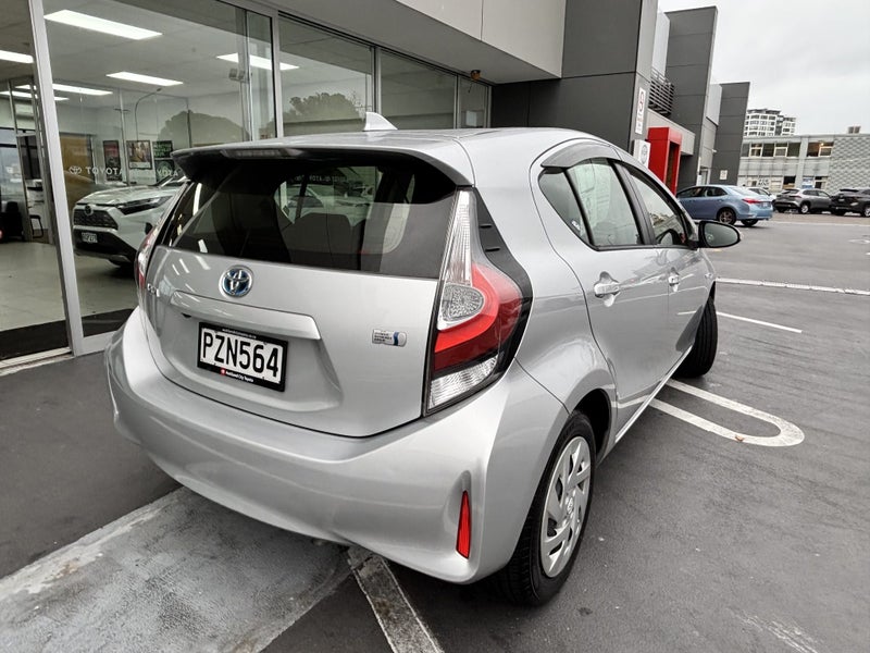 2017 Toyota Aqua 1.5 HYBRID ECONOMICAL HATCH image 4