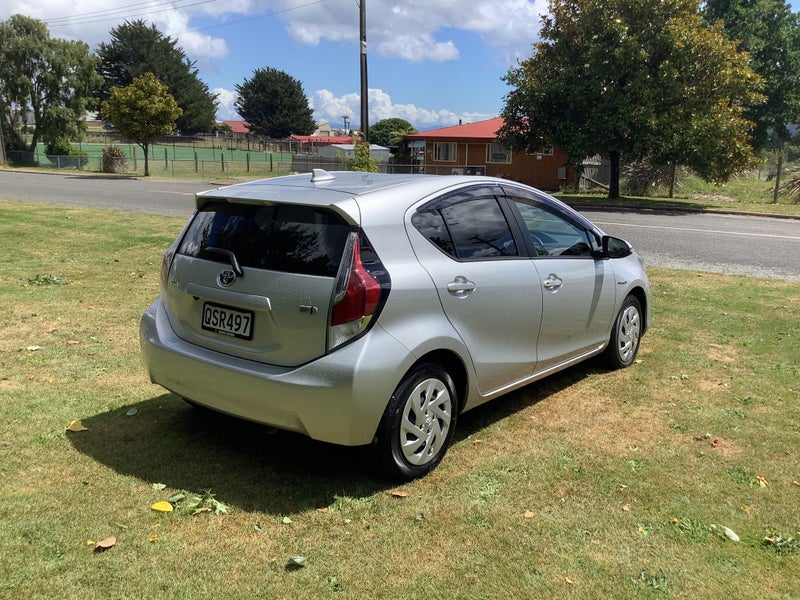 2017 Toyota Aqua 1.5 Hybrid Electric Vehicle image 5