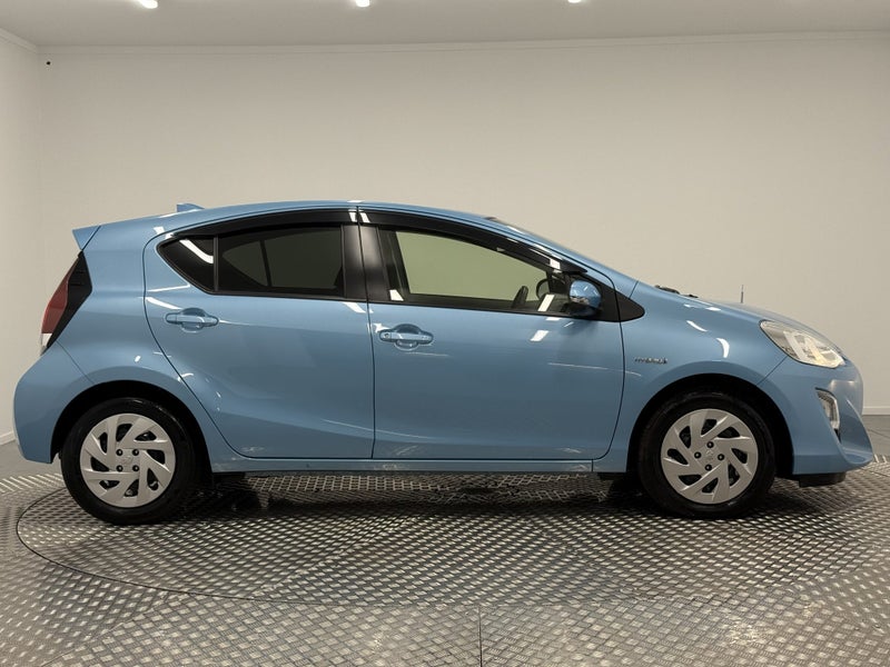 2017 Toyota Aqua 1.5 Hybrid G image 2