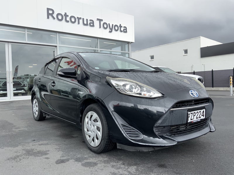 2017 Toyota Aqua 1.5 Hybrid G - Leather seats! image 1