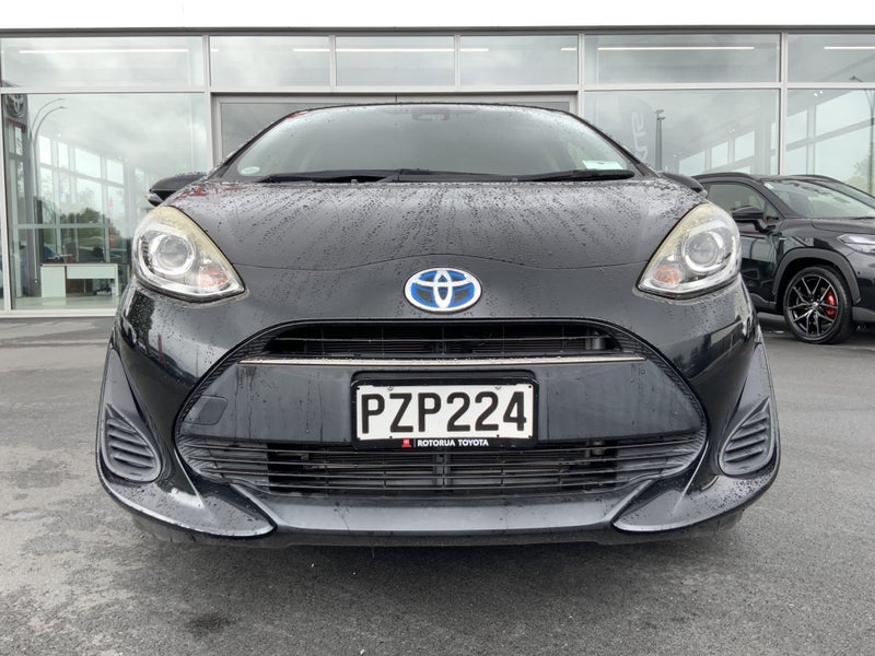 2017 Toyota Aqua 1.5 Hybrid G - Leather seats! image 3